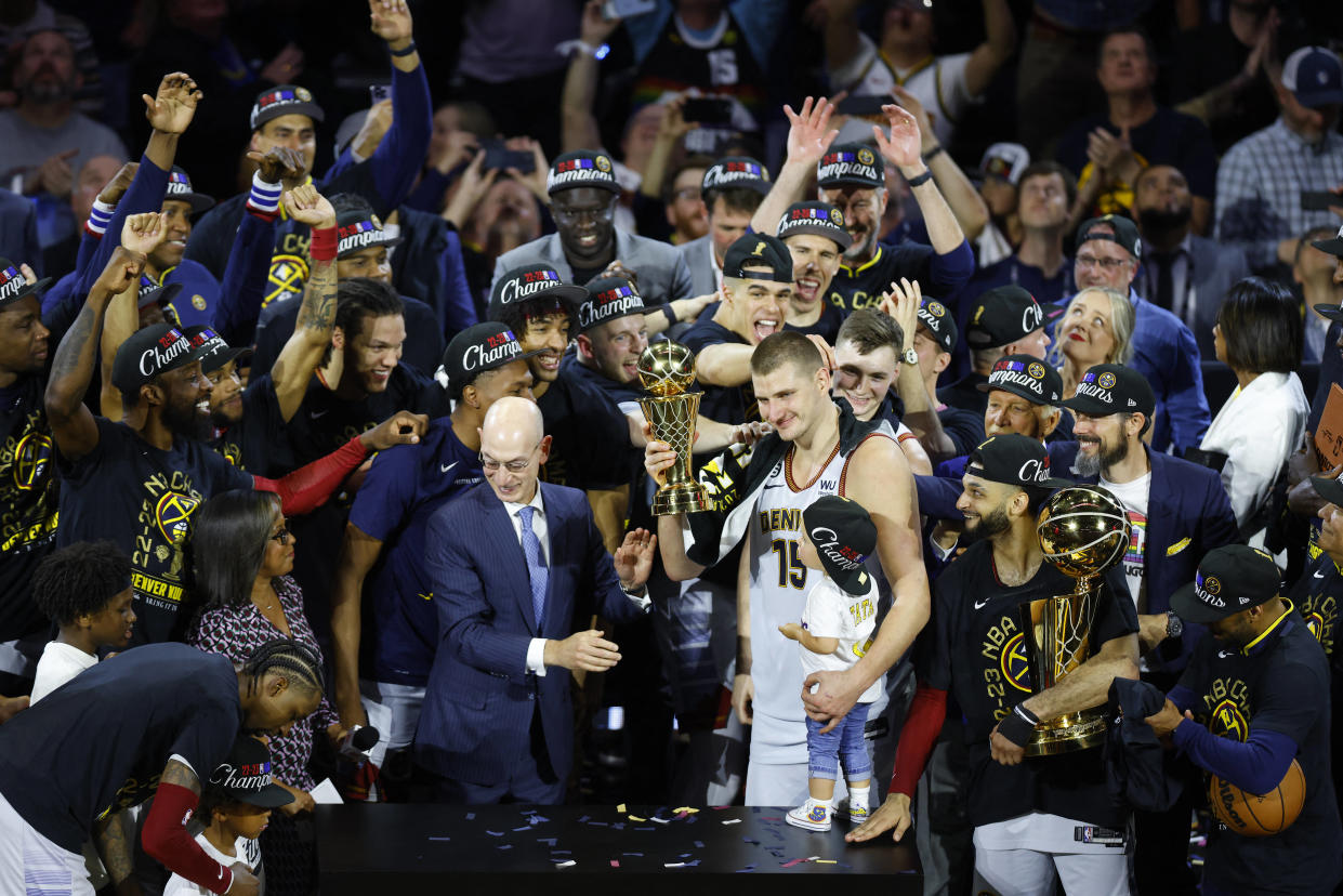 Le Serbe Nikola Jokic reçoit le fameux Bill Russell NBA Finals MVP Award après la victoire 94-89 des Nuggets de Denver contre le Miami Heat dans le cinquième match des finales NBA 2023. 