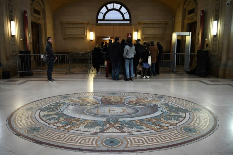 La salle des pas perdus devant la salle d'audience où se tient le procès d'assises de première instance de deux policiers accusés du viol d'une touriste canadienne, au palais de justice de Paris le 14 janvier 2019 (AFP/ERIC FEFERBERG)