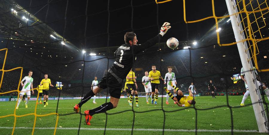 Im Halbfinale des DFB-Pokals 2014 erreicht Borussia Dortmund durch einen 2:0-Erfolg gegen den VfL Wolfsburg das Finale. Doch ein öffentlicher Disput unter Teamkollegen auf dem Platz überlagert die Feierlaune. Im Mittelpunkt: ROMAN WEIDENFELLER