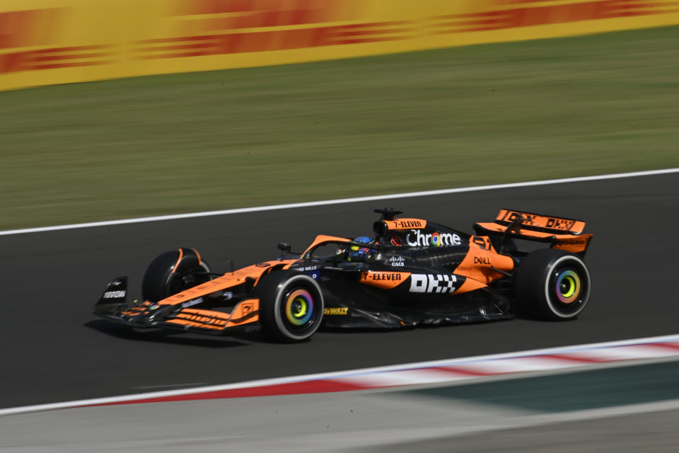 El piloto australiano de McLaren Oscar Piastri maniobra su auto en el Gran Premio de Hungría en la pista Hungaroring el domingo 21 de julio del 2024. (AP Foto/Denes Erdos)