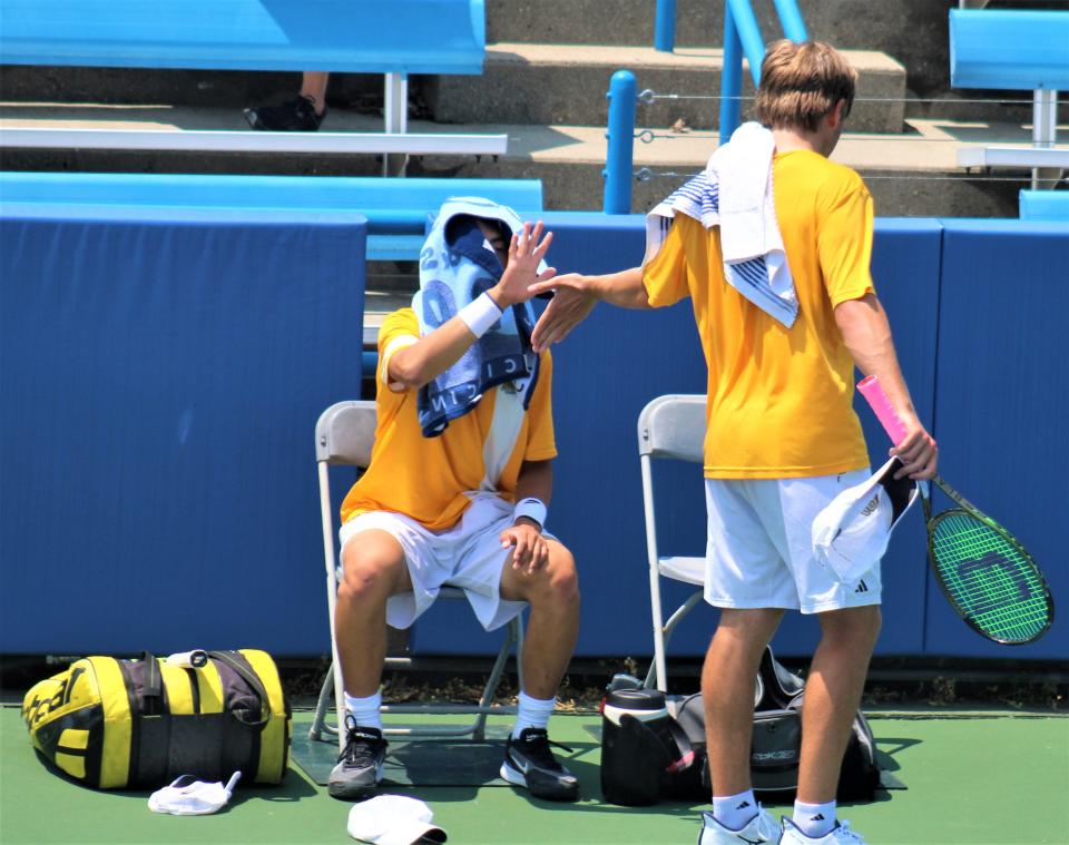 El estudiante de último año de Sycamore, Nick Meyers, a la derecha, chocó los cinco con su compañero de equipo Nick Choo en el torneo del distrito, se enfrentaron por el tercer lugar en el estado.