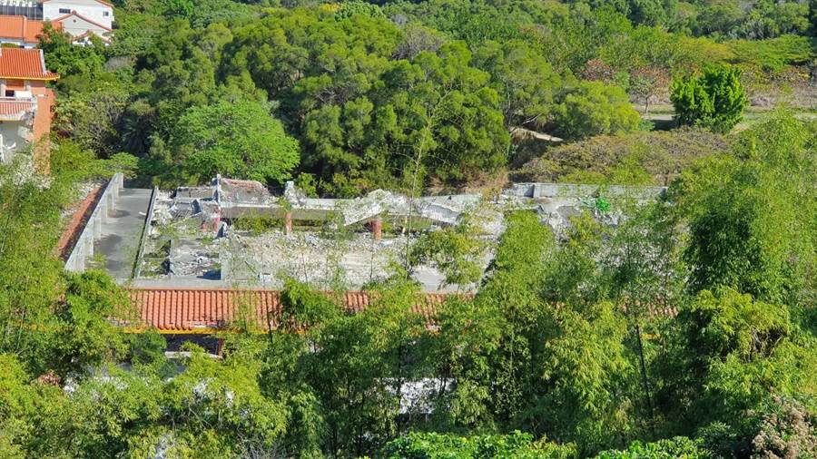 花壇台灣民俗園區業者動手拆除。（彰化踢爆網提供／吳敏菁彰化傳真）