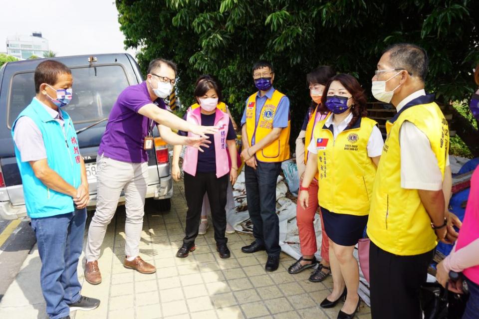 立委楊瓊瓔及市議員賴朝國會勘潭子嘉仁里等五處公車站，確認位置、樣式、捐助方式，評估可行性。（記者徐義雄攝）