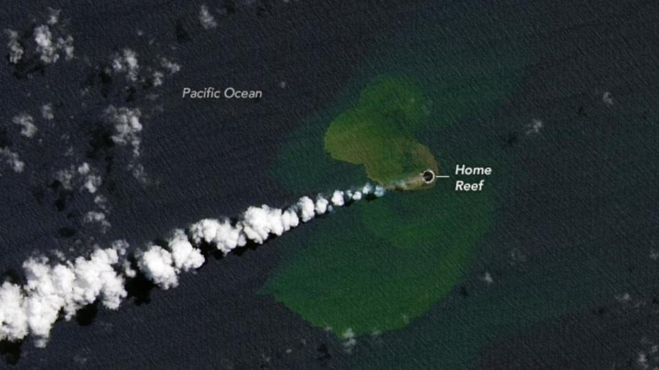 海底火山「家礁」附近海水被染色。（圖／翻攝自NASA Earth Observatory官網）