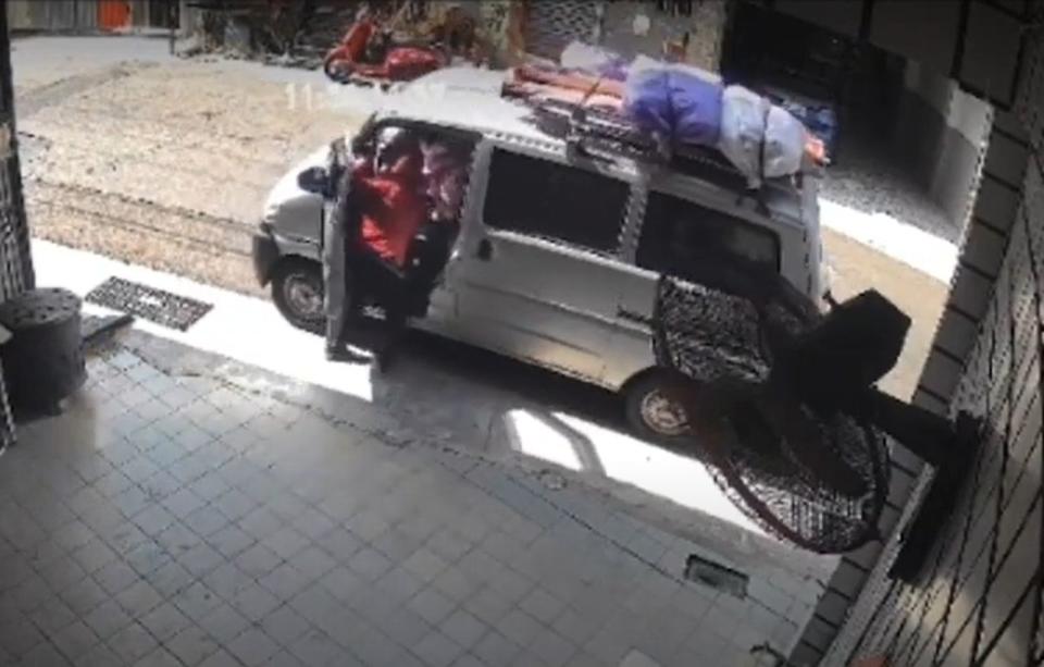 台南一名婦人在駕駛座門口，試圖用身體阻擋停在斜坡的車倒退，最後不幸喪命。（翻攝畫面）