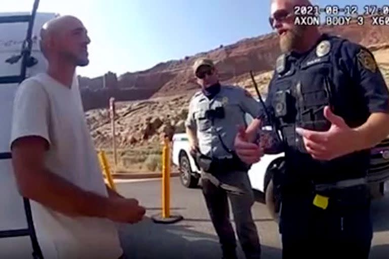 Esta imagen de una cámara corporal de la policía publicada por el Departamento de Policía de la ciudad de Moab en Utah, muestra a Laundrie hablando con la policía, el 12 de agosto de 2021