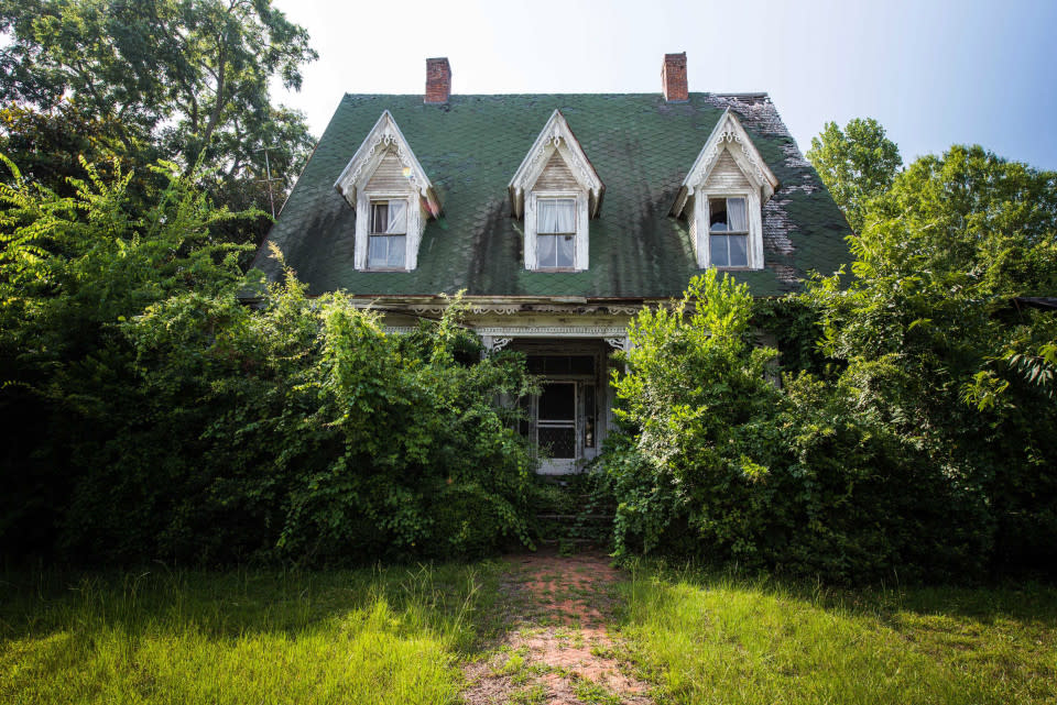 ‘La Acaparadora’ (‘Hoarder House’). Esta vieja casa de huéspedes ubicada en Mississippi, Estados Unidos, fue abandonada en la década de 1980 y, desde entonces, se ha convertido en una leyenda en la zona debido a su atmósfera misteriosa. No vas a creer cómo luce por dentro. ¿Comenzamos el recorrido?