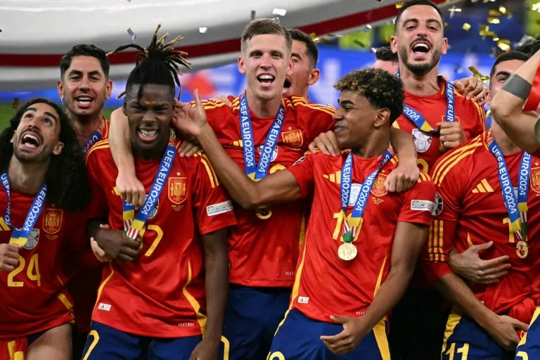 El centrocampista español Nico Williams (3i) y el delantero español Lamine Yamal (C) celebran tras ganar la final de la Eurocopa 2024 (JAVIER SORIANO)