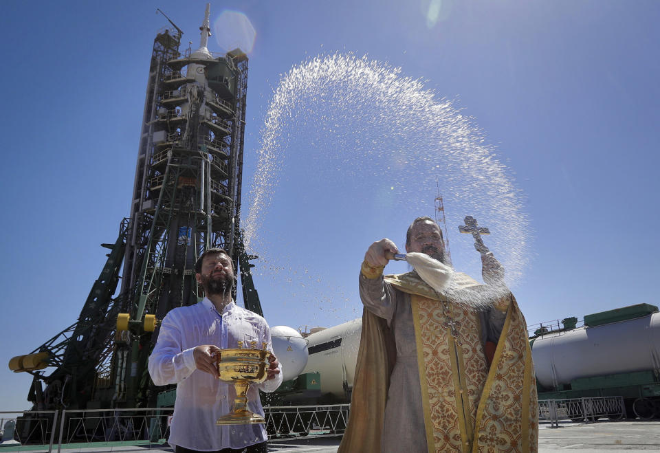 <p>Vor dem Start einer Sojus-Rakete hält ein orthodoxer Priester einen Gottesdienst vor der Weltraumstation Baikonur in Kasachstan ab. (Bild: AP Photo/Dmitri Lovetsky) </p>