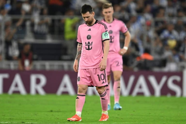 El astro del fútbol mundial, el argentino Lionel Messi, camina cabizbajo tras perder con el Monterrey en las semifinales de la Copa de Campeones de la Concacaf el 10 de abril de 2024 en Monterrey, México (YURI CORTEZ)