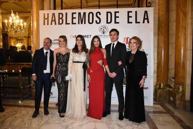 Pampita Ardohain y su esposo Roberto García Moritán junto a invitados a la gala a beneficio de la Fundación Esteban Bullrich, en el Alvear Palace Hotel