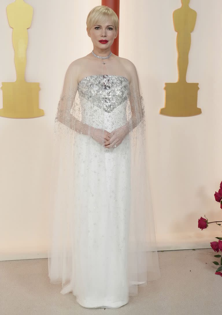 Michelle Williams optó por un vestido de alta costura de la colección de Chanel, totalmente blanco y bordado con cristales en color plata