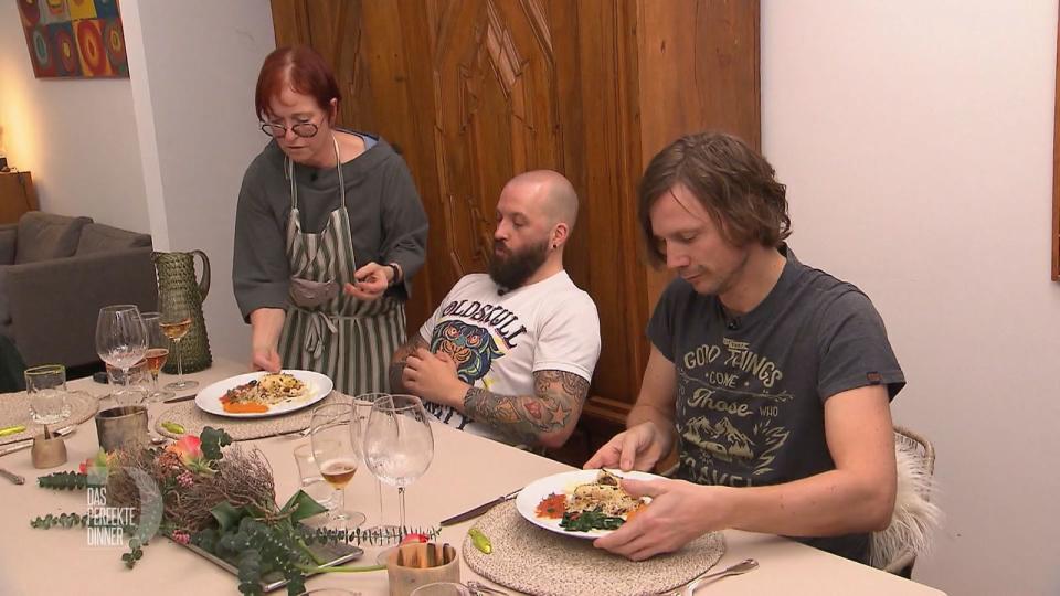 Auch der Hauptgang macht Sebastian (rechts) und Flo richtig Appetit. Die Gäste kommen aus dem Schwärmen nicht mehr heraus.
 (Bild: RTL)