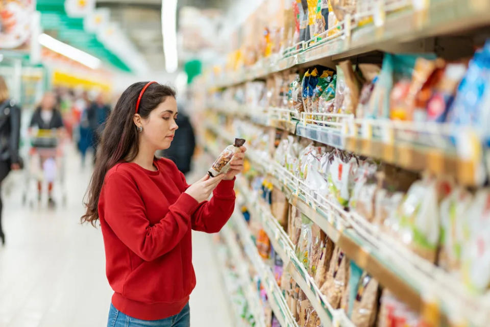 La gran mayoría de los productos ultraprocesados que conseguimos en el súper o la tienda tienen adicionados grasas trans y edulcorantes. 