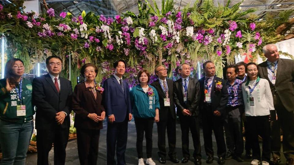 副總統賴清德（左四）23日到台南市後壁區參觀台灣國際蘭展。（程炳璋攝）