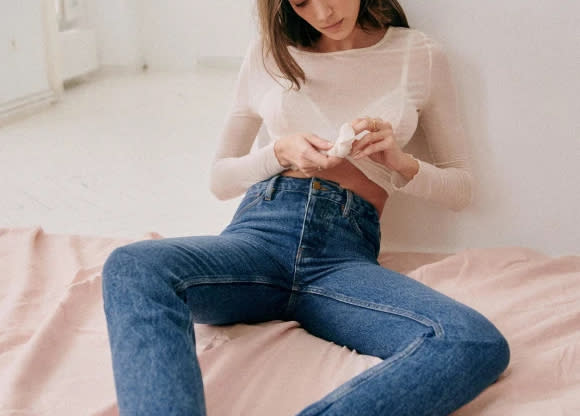 Trouver le jean parfait pour les petites n'est pas une mince affaire. Zoom sur les meilleurs modèles. (Photo : Sézane)