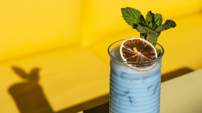 Non-alcoholic cocktail with blue spirulina 