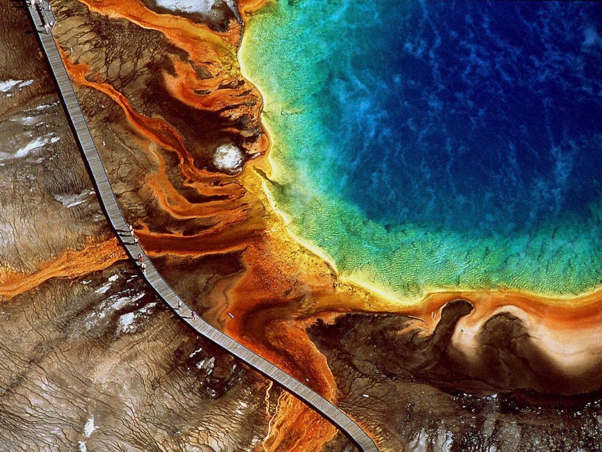 Die Farben in Yellowstones Grand Prismatic Spring entstehen auf natürliche Weise. - Copyright: Yann Arthus-Bertrand/AP