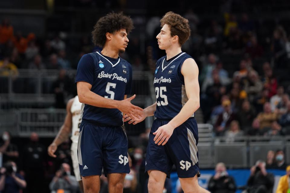 Daryl Banks III (5) and Doug Edert (25) are among the Saint Peter's players to enter the transfer portal after their NCAA tournament run.