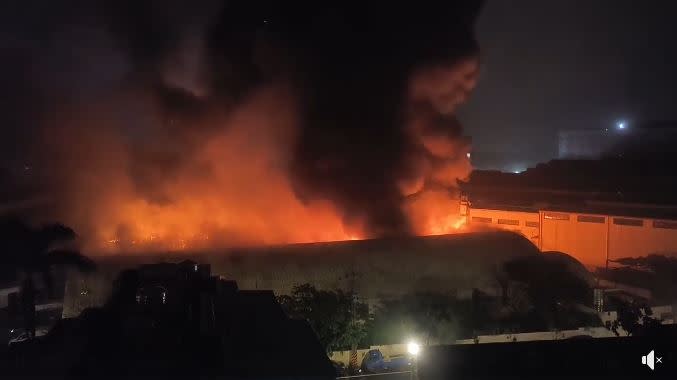 桃園不鏽鋼工廠大火。（圖／翻攝自臉書）