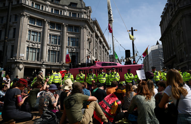 Des manifestants se réclamant du collectif Extinction Rebellion se sont rassemblés vendredi matin près de l'aéroport international de Londres-Heathrow dans le cadre du mouvement de protestation contre l'inaction des pouvoirs publics face au réchauffement climatique. /Photo prise le 19 avril 2019/REUTERS/Hannah McKay