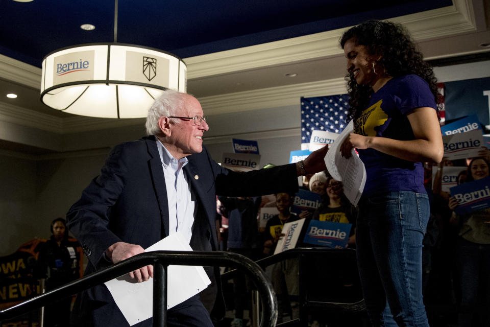 Varshini Prakash en compañía de Bernie Sanders. (AP Photo/Andrew Harnik)