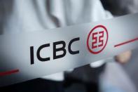 FOTO DE ARCHIVO. El logo del Banco Industrial y Comercial de China (ICBC) en la entrada de su sucursal en Pekín, China