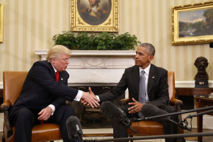 Der US-Pr&#xe4;sident Barack Obama sch&#xfc;ttelt seinem Nachfolger Donald Trump im Wei&#xdf;en Haus in Washington die Hand. Beide haben sich nach dem Wahlsieg Trumps im Oval Office zu ersten Gespr&#xe4;chen getroffen. (Bild: Pablo Martinez Monsivais/AP) 