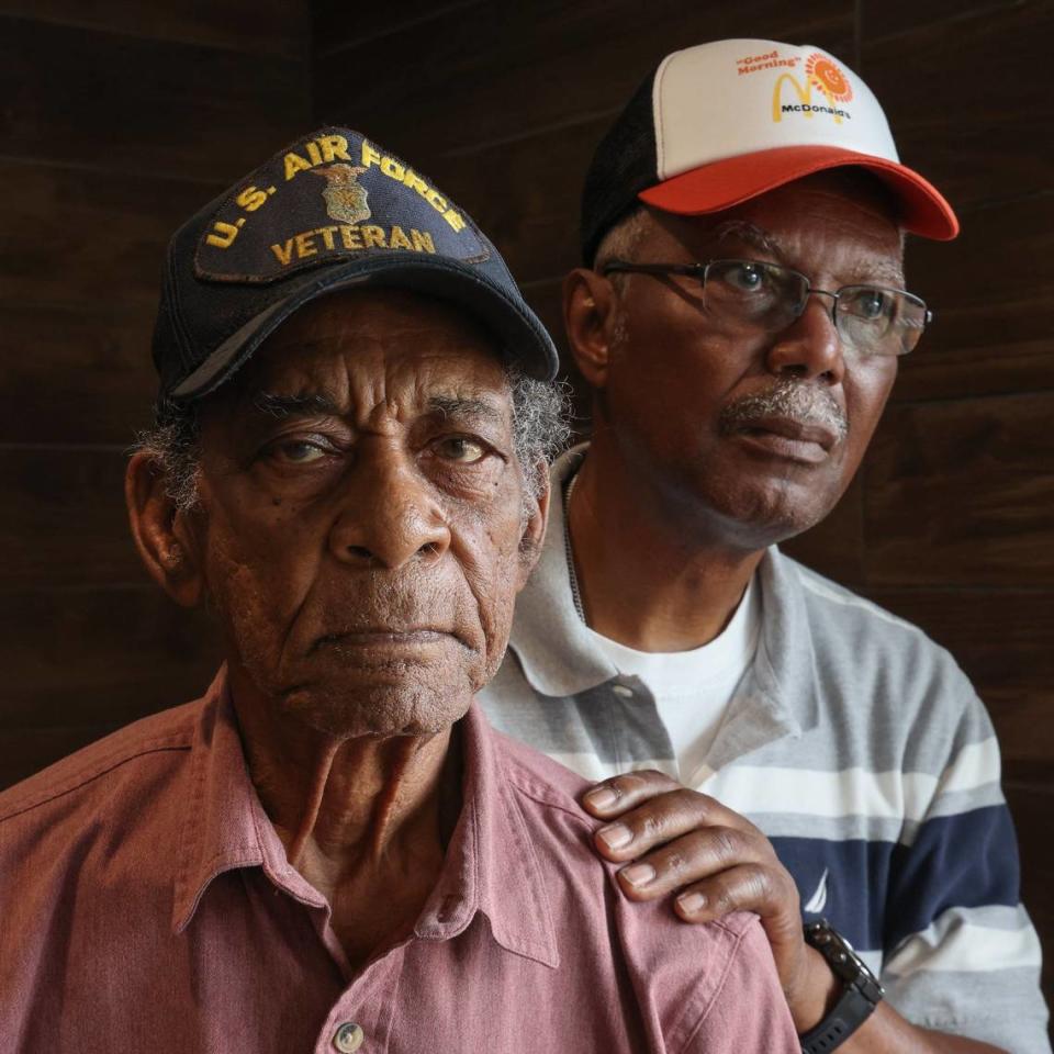 El veterano de la Fuerza Aérea Leonard Hopkins, de 90 años, y Artie Stubbs, de 72, a la derecha, son fotografiados en un McDonald's local, el jueves 28 de marzo de 2024, en Miami, Florida.
