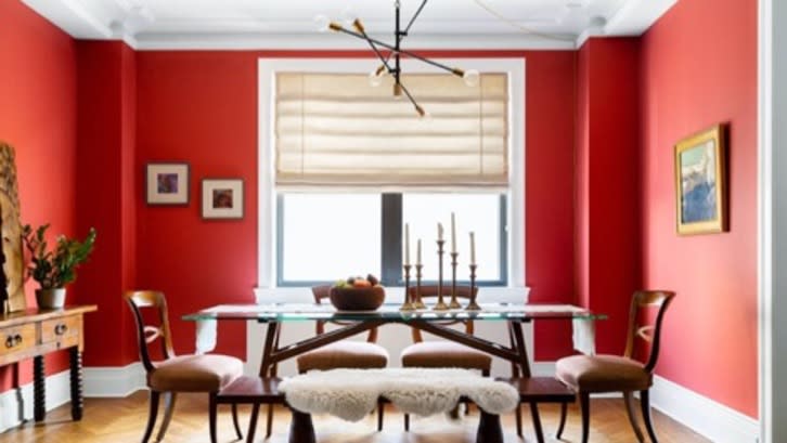 <strong><em>Ruangan dalam rumah yang dicat warna merah akan berkesan maskulin dan cukup aesthetic. (Foto: Ruparupa.com)</em></strong>