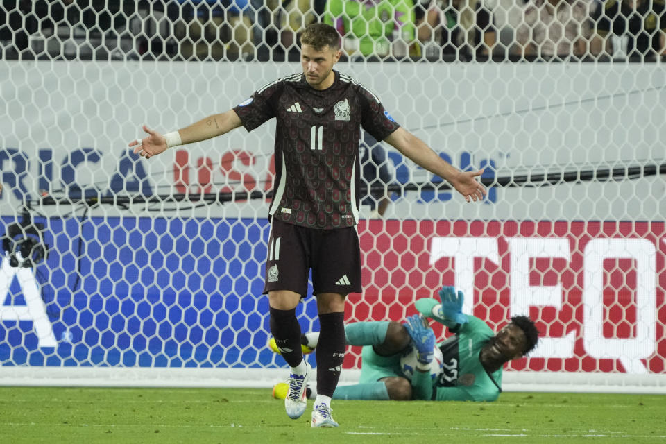 El atacante mexicano Santiago Giménez reacciona durante el empate 0-0 contra Ecuador por el Grupo B de la Copa América, el domingo 30 de junio de 2024, en Glendale, Arizona. (AP Foto/Rick Scuteri)