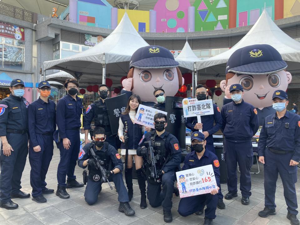 士林分局為提醒民眾慎防詐騙，與台北市兒童新樂園合作舉辦犯罪預防宣導活動。(記者林艷林翻攝)