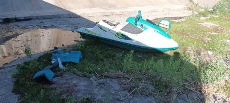 La moto de agua con la cual se accidentó la víctima terminó en el vertedero del lado este del embalse