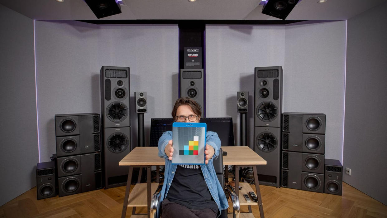  Steven Wilson shows off The Harmony Codex. 