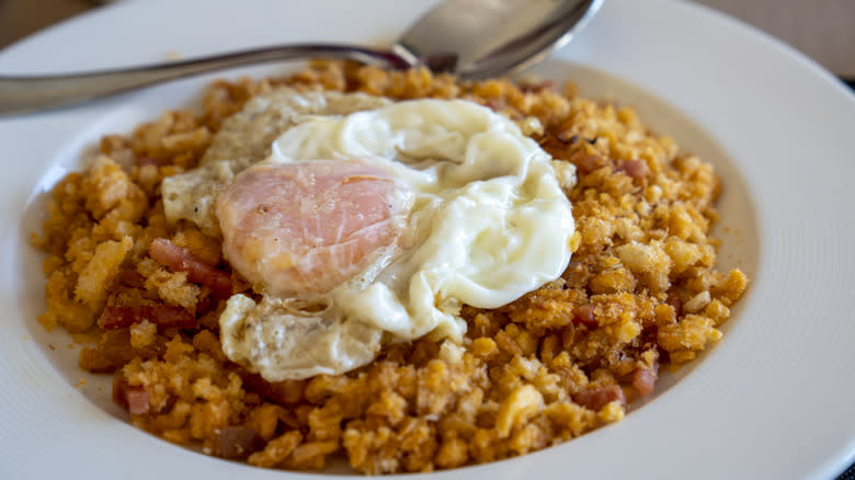 Breadcrumb dish with fried egg 