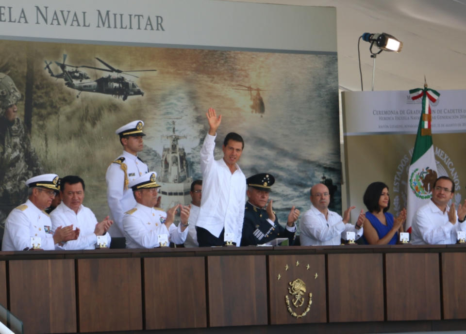 Además, la titular del instituto Nacional de las Mujeres (Inmujeres), Lorena Sánchez y el director de la Heroica Escuela Naval Militar, Víctor Manuel García Macedo, quien exhortó al Cuerpo de Cadetes, que al final llevaron a cabo un desfile militar.