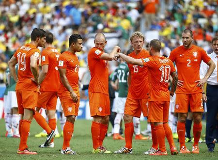 The Netherlands team takes a water break during their 2014 World Cup round of 16 game against Mexico at the Castelao arena in Fortaleza June 29, 2014. REUTERS/Dominic Ebenbichler