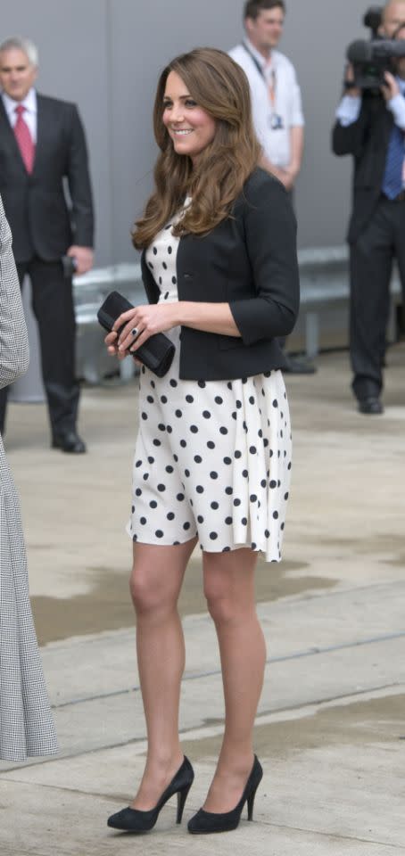 <p>Kate, die sich nicht davor scheut, auffällige Muster zu tragen, zeigt hier ein gepunktetes Shift Dress von Topshop.<br> [Bild: PA] </p>