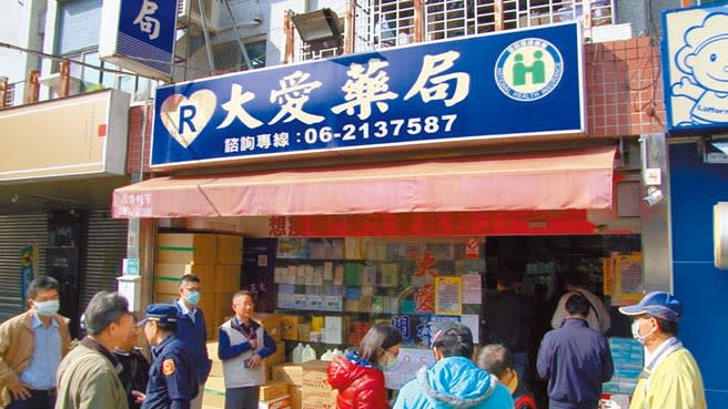 台南市南區大愛藥局被周刊爆料指手握上百萬片口罩哄抬價格，半個月即爽賺3000萬元。（洪榮志攝）