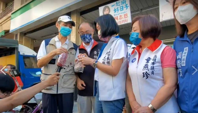 國民黨高雄市長參選人柯志恩今天再高雄市場掃街時，意外收到民眾送給她的驚喜，一枚她父親50年前的徽章，柯也因「睹物思人」，立馬淚崩。（圖／柯志恩辦公室提供）