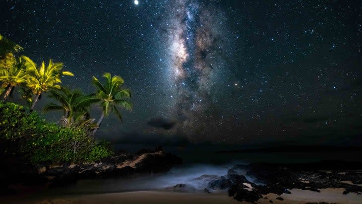 <span class="article__caption"><span class="article__caption">Astrophotography, Makena State Park (Photo </span></span>Daniel Sullivan / <em>Maui Mauka to Makai)</em>