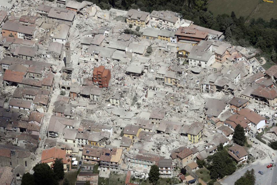 Pirozzi spricht der “FAZ” zufolge von einem “Drama” und einem “Trümmerhaufen”. Amatrice gehört zu einem der am stärksten betroffenen Orte, die Bergungsarbeiten laufen noch immer. (Bild-Copyright: AP Photo/Gregorio Borgia)