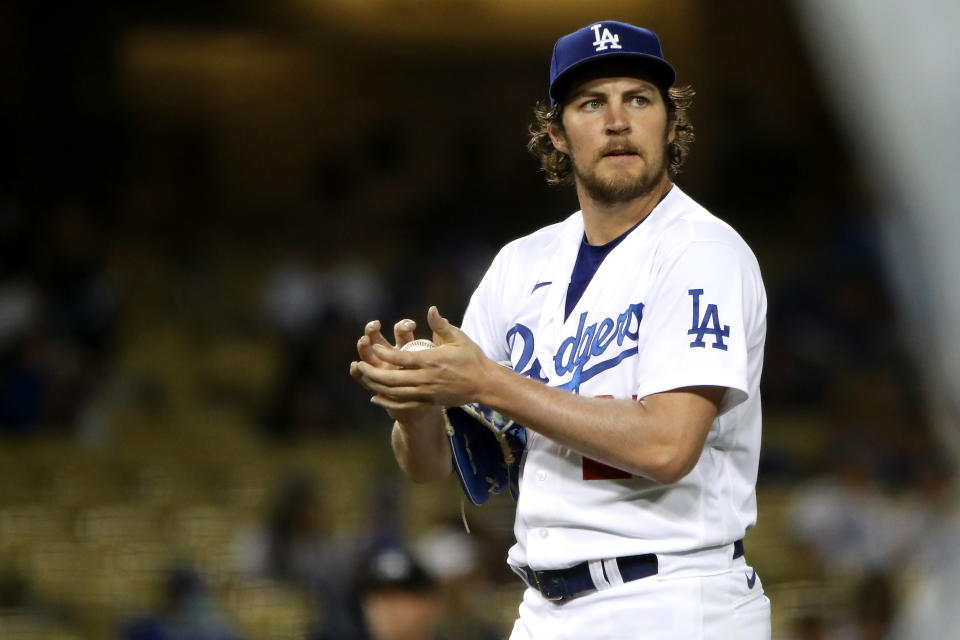 LOS ÁNGELES, CALIFORNIA - 12 DE JUNIO: Trevor Bauer #27 de los Dodgers de Los Ángeles mira después de permitir un hit a Joey Gallo #13 de los Rangers de Texas durante la quinta entrada en el Dodger Stadium el 12 de junio de 2021 en Los Ángeles, California .  (Foto de Katelyn Mulcahy/Getty Images)