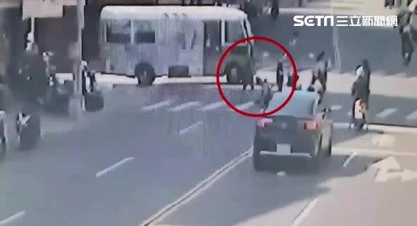 監視器錄下蔡男推著嬰兒車過馬路。（圖／翻攝畫面）