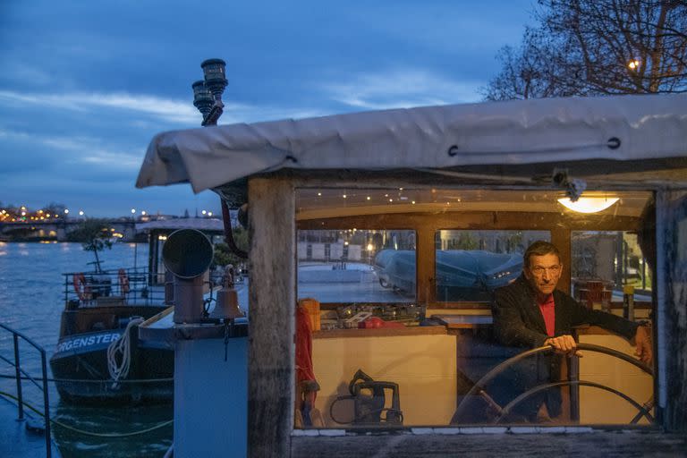 Hervé Lavollée en la cabina de su casa flotante en el centro de París, 16 de marzo de 2023. (James Hill/The New York Times)