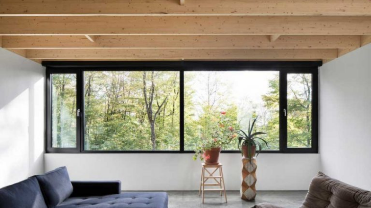 Balok kayu bisa memberikan tarikan garis yang indah pada plafon di rumah. (Foto: Art Fasad)