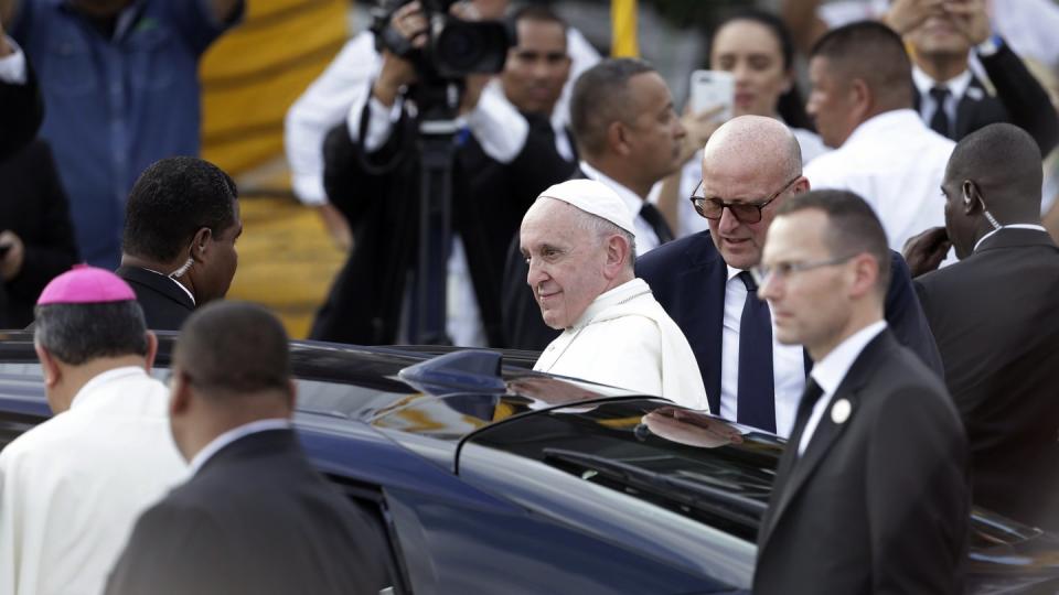 Papst Franziskus nach seiner Ankunft am Flughafen Tocumen in Panama-Stadt. Foto: Arnulfo Franco/AP