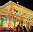 Ebenfalls in Mandaluyong City steht das Haus von Domingo Dalisay. Seit 1996 bringen zur Adventszeit tausende Lichter das Anwesen des Geschäftsmannes zum Strahlen – zur Freude von Einheimischen und Touristen. (Bild: AFP)