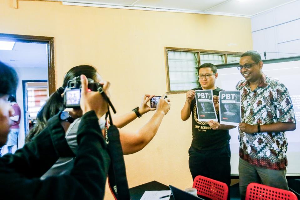 Kuasa chief executive Praba Ganesan (right) holding up a copy of the PBT Selangor survey conducted by Kuasa during a press conference in Taman Pertama Cheras June 27, 2023. — Picture by Hari Anggara