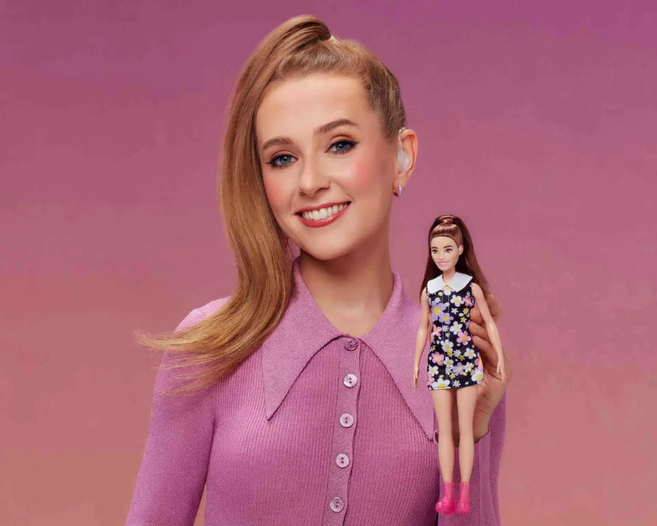 Rose Ayling-Ellis hat sich mit Barbie zusammengetan, um die erste Puppe mit Hörgeräten hinter den Ohren vorzustellen. (Mattel/PA)
